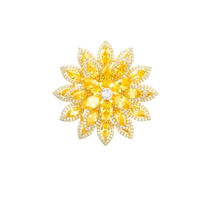 Dettaglio della spilla a loto con zirconi gialli taglio marquise e micro-pave di cristalli