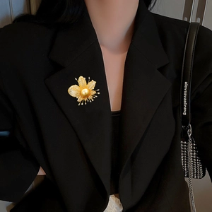 Eleganter Blatt-Blumen-Brosche in Gold mit Zirkon-Kristallen und Perle auf Anzug