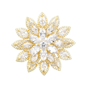 Dettaglio della spilla a fiore di loto di lusso con zirconi marquise e placcata oro