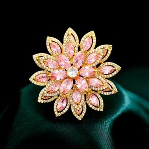 Spilla di lusso a forma di loto con zirconi rosa e finitura dorata su seta verde
