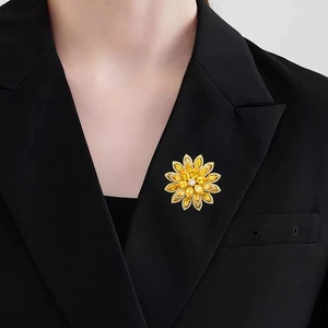 Spilla a girasole di lusso con zirconi scintillanti indossata su un bavero di un blazer