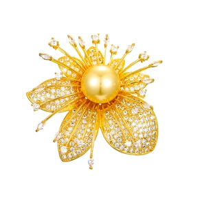 Exquisite Blatt-Blumen-Brosche mit goldener Perle und Zirkonia auf weißem Hintergrund