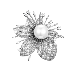 Detaillierte Nahaufnahme der blattförmigen Blumenbrosche mit Perle und Zirkonia