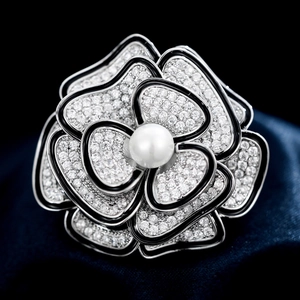 Elegante spilla a camelia con pavé di diamanti, perla bianca e smalto nero artistico