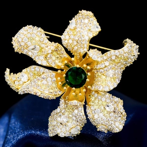 Luxurious Copper Gold Plated Flower Brooch With Zirconia Emerald Green Center Stone For Wedding Banquet Women Jewelry Gift