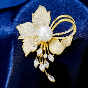 Elegant Camellia Flower Brooch For Women Gold Plated Copper Zirconia Inlaid Shell Artificial Pearl Tassel Corset Pin Jewelry Gift