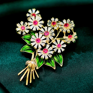 Elegante spilla bouquet di fiori dorati con cristalli bianchi e foglie in smalto verde