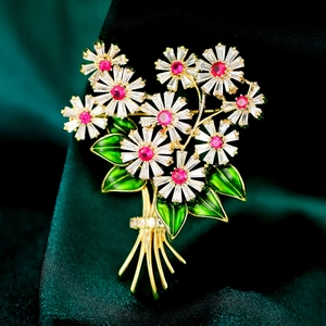 Dettaglio della spilla a bouquet di fiori con petali di zirconi e foglie di smalto verde