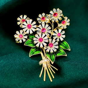 Dettaglio di una spilla a bouquet con zirconi bianchi e foglie in smalto verde scuro
