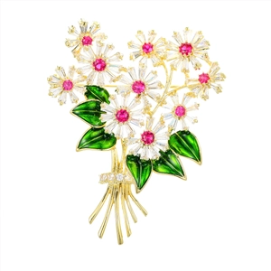 Elegante spilla a bouquet d'oro con foglie di smalto verde e brillanti cristalli di zircone