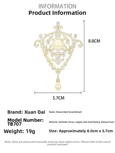 Détail d'une broche en perles avec glands et zircons montrant la taille de 8,0 cm