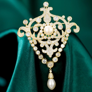 Broche Palais Baroque Perle Naturelle d'Eau Douce Zirconium Cuivre Plaqué Élégant Couronne Filigrane Bijoux Vintage