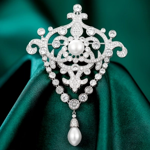Broche en perles baroques avec zircons et pendentif goutte sur fond en soie