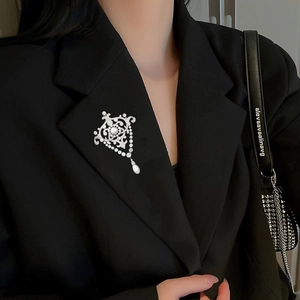 Élégante broche argentée de style vintage avec perles d'eau douce et zircon sur blazer noir