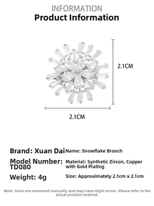 Détail macro de la broche flocon de neige avec dimensions 2,1cm et zircons AAA