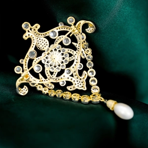 Vue arrière détaillée de la broche vintage en perles avec motifs ajourés