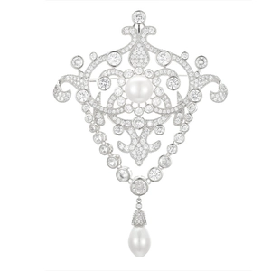 Détail d'une broche de luxe en perles avec motif floral en zircon et pendentif goutte