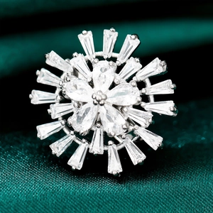 Broche Exquise en Cuivre Zircone Flocon de Neige Marguerite pour Femmes Mini Épingle de Col Polyvalente de Style Coréen