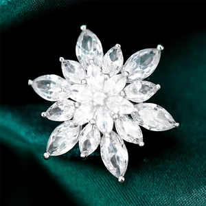 Exquisite Snowflake Brooch For Women Copper Gold Plated Micro Inlaid Zirconia Pin For Suits Dresses Mini Anti Exposure Collar Jewelry