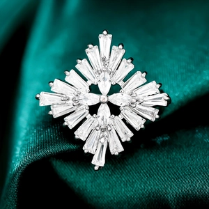 Luxury Copper Zirconia Snowflake Brooch For Women Radiating Geometric Micro Inlaid Rhinestone Anti-Exposure Pin Jewelry Gift