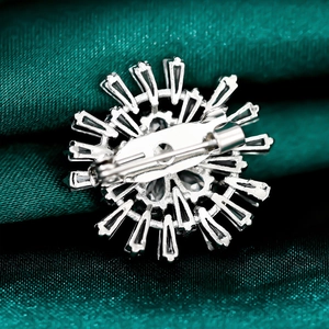 Vue détaillée du dos de la broche tournesol en argent avec épingle de sûreté et zircon