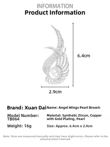 Vue détaillée de la broche ailes d'ange avec perles et zircones sur placage argenté
