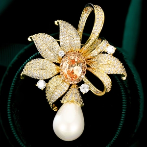Broche Fleur de Luxe Vintage pour Femmes Cuivre Plaqué Or Avec Zirconia et Perle de Coquille Élégant Corsage Floral Bijoux Cadeau
