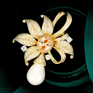 Broche fleur de luxe avec pierre jaune et perle sur boîte en velours vert