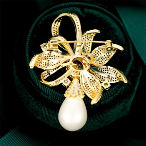 Détail de la broche fleur montrant le fermoir doré et le grand pendentif en perle