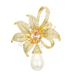 Broche fleur luxueuse avec pierre précieuse champagne et goutte de perle blanche