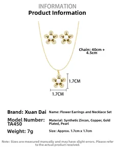 Vue détaillée d'une parure de bijoux fleur dorée avec perles de nacre et zircones