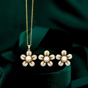 Bijoux Élégants En Cuivre Plaqué Or Avec Collier Fleur Et Boucles d'Oreilles Clous Zircone Künstliche Perle Blanche Femme Fête Mariage