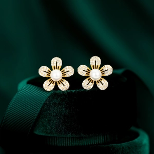 Boucles d'oreilles fleur à cinq pétales avec zircons brillants et perle centrale