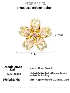 Détail de la broche fleur de cerisier en zircon rose avec dimensions de 2,2 cm sur 2,2 cm