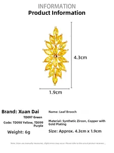 Detailansicht der Zirkonia-Blumenbrosche mit Maßen 4,3 cm x 1,9 cm und einem Gewicht von 6 g