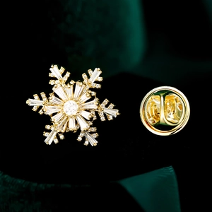 Rotatable Snowflake Brooch Elegant Gold Plated Copper Cubic Zirconia Pin For Women Winter Christmas Jewelry Accessories