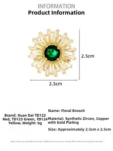 Détail de la broche tournesol avec zircon vert et finition en cuivre plaqué or