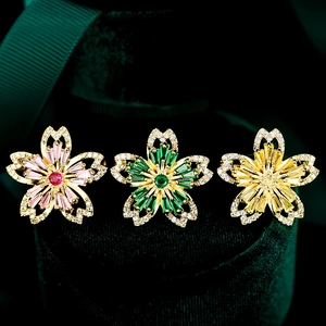 Élégante Broche Fleur de Cerisier pour Femmes en Cuivre Plaqué Or avec Zircone Cubique Épingle de Col Bijoux Accessoires