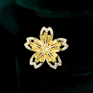 Vue détaillée d'une broche cerisier doré sertie de zircon jaune et cristaux micro-pavage