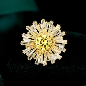 Bague tournesol élégante avec pierre jaune et pétales en zircon sur velours vert foncé