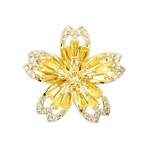 Broche fleur de cerisier dorée avec zircon jaune et cristaux sertis en micro-pavé