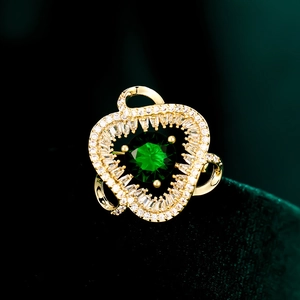 Spilla vintage con pietra verde smeraldo e zirconi bianchi su montatura dorata