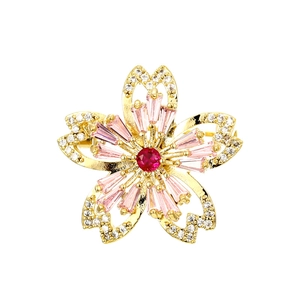Détail de la broche fleur de cerisier avec cristaux roses et zircons sur métal doré