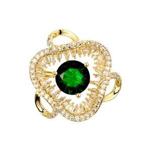 Dettaglio di una spilla a fiore di lusso con gemma verde grande e pavé di diamanti