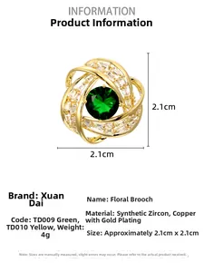 Dettaglio spilla a fiore con zircone verde e petali placcati oro su fondo bianco