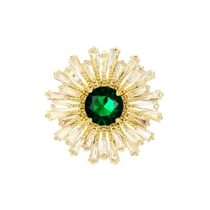 Broche fleur vert émeraude élégante avec rayons dorés et cristaux de zircon champagne