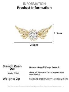Détail macro d'une broche ailes d'ange avec zircons blancs plaquée or véritable