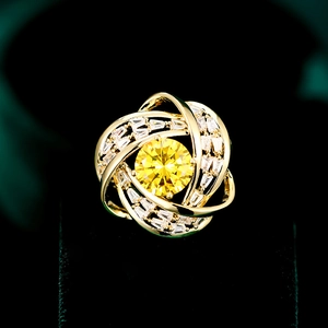 Elegante anello a vortice d'oro con zircone giallo grande e pietre laterali brillanti