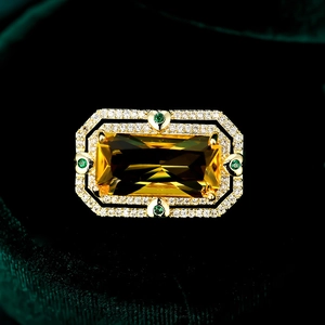 Spilla vintage dorata con gemma gialla rettangolare e accenti in zircone micro-pave