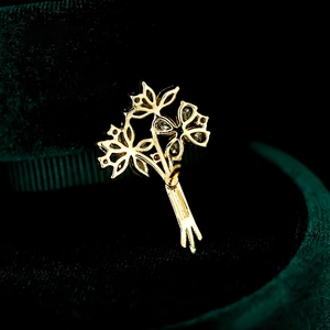 Détail du dos de la broche bouquet doré montrant le mécanisme de fermoir à épingle